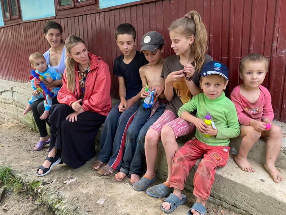 У лісі під Чернівцями у злиднях живе 7 дітей, яких карають за сливи з дерева