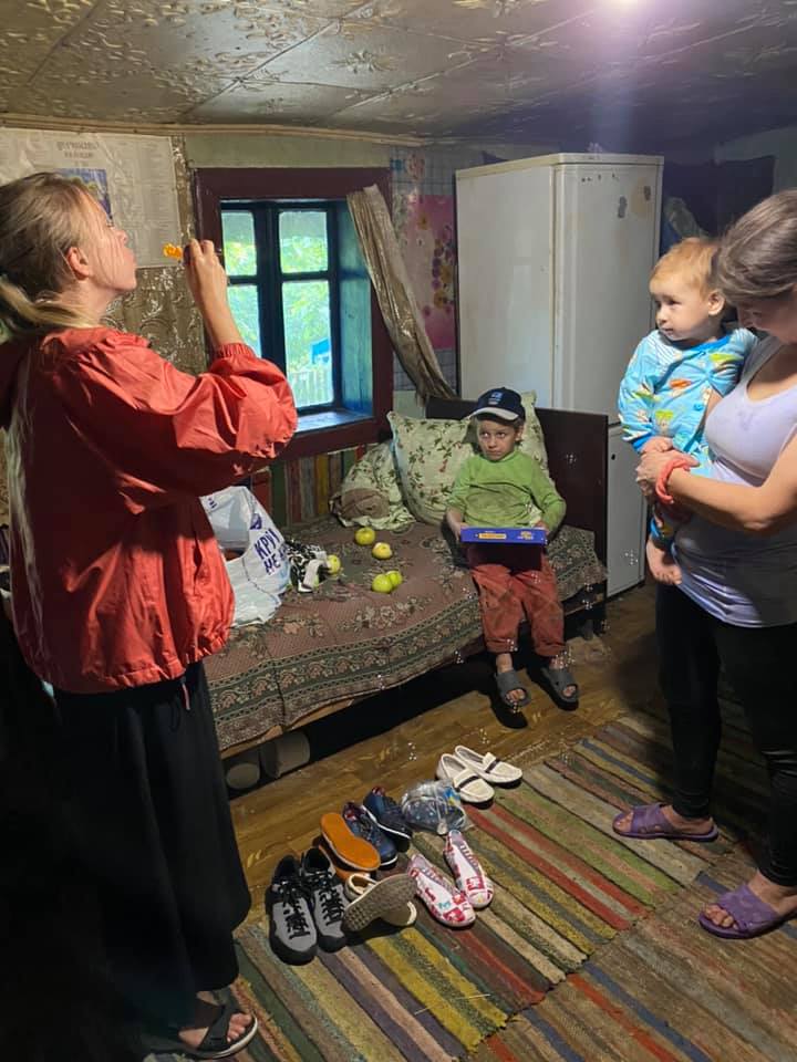 У лісі під Чернівцями у злиднях живе 7 дітей, яких карають за сливи з дерева