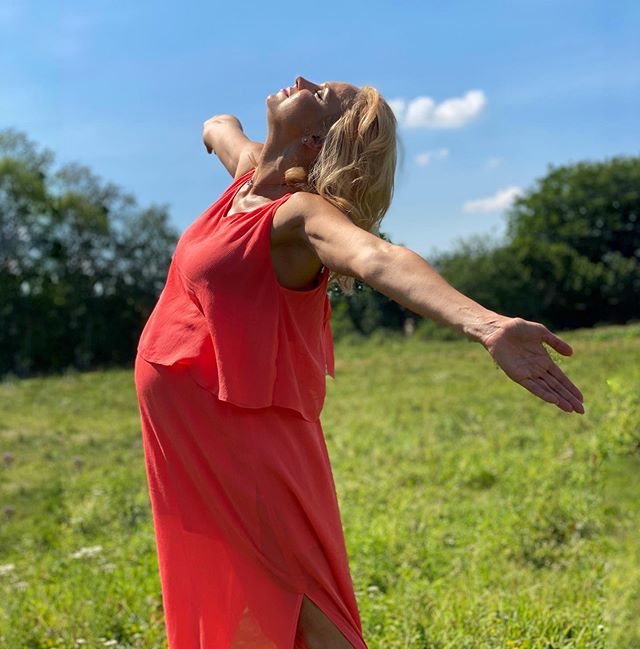 Время чудес: Лилия Ребрик всполошила сеть беременным животиком