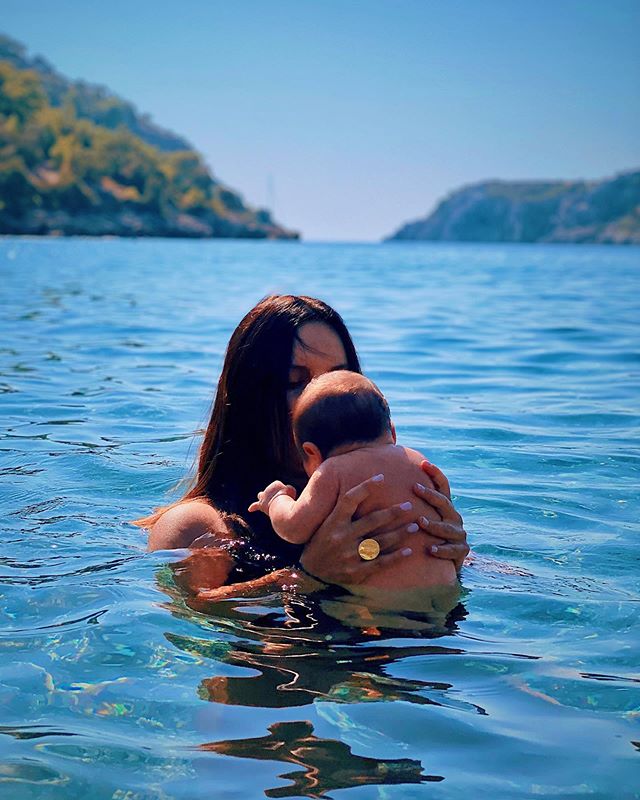 Неземная красота! Джамала с младшим сыночком очаровала нежной фотооткрыткой из Турции