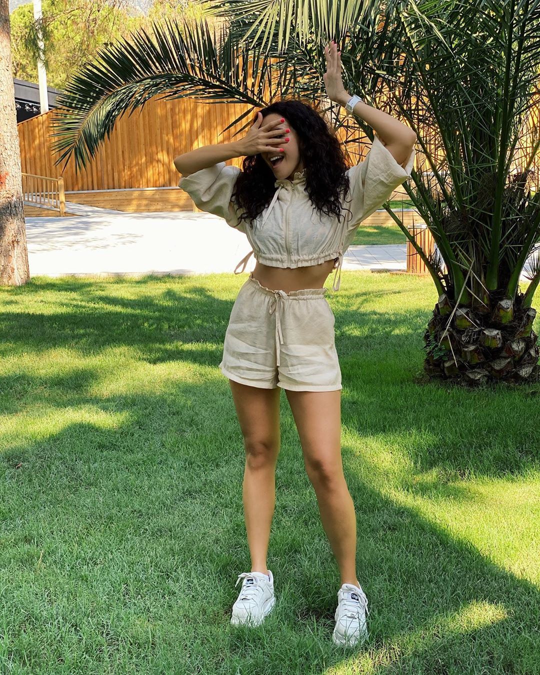 Какие ножки! Настя Каменских в мини-шортах зарядила мотивацией на остаток лета