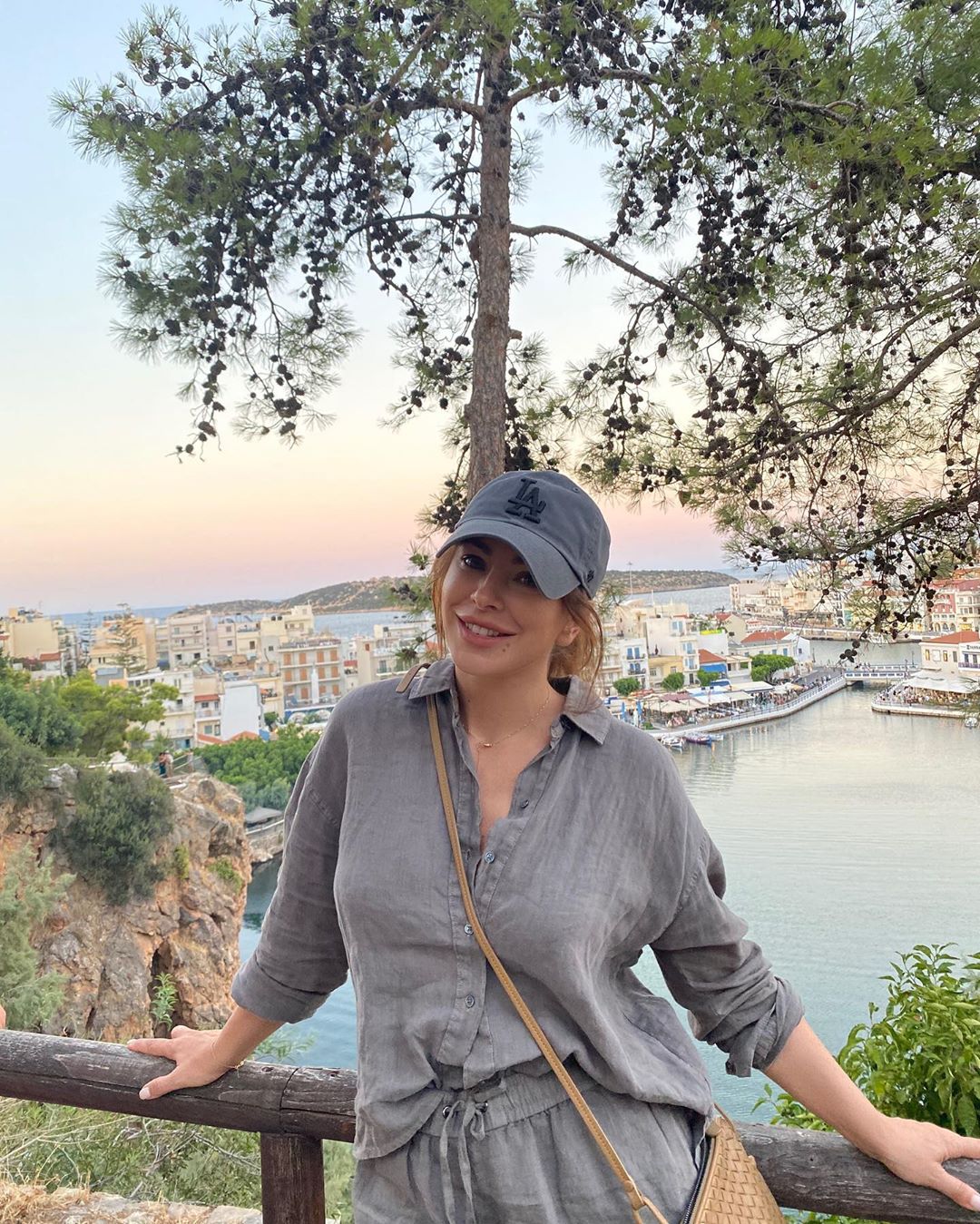 Дівчатка-подружки: Ані Лорак з дорослою дочкою відпочивають в Греції