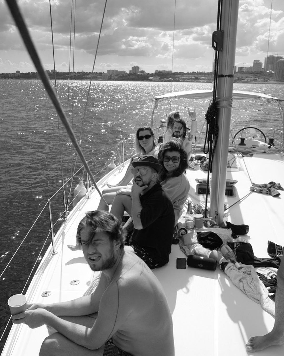 Прекрасная муза: MONATIK покорил сеть портретом жены-красавицы