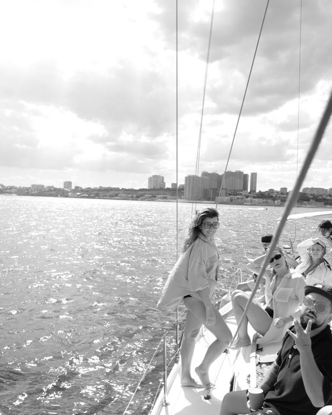 Прекрасная муза: MONATIK покорил сеть портретом жены-красавицы