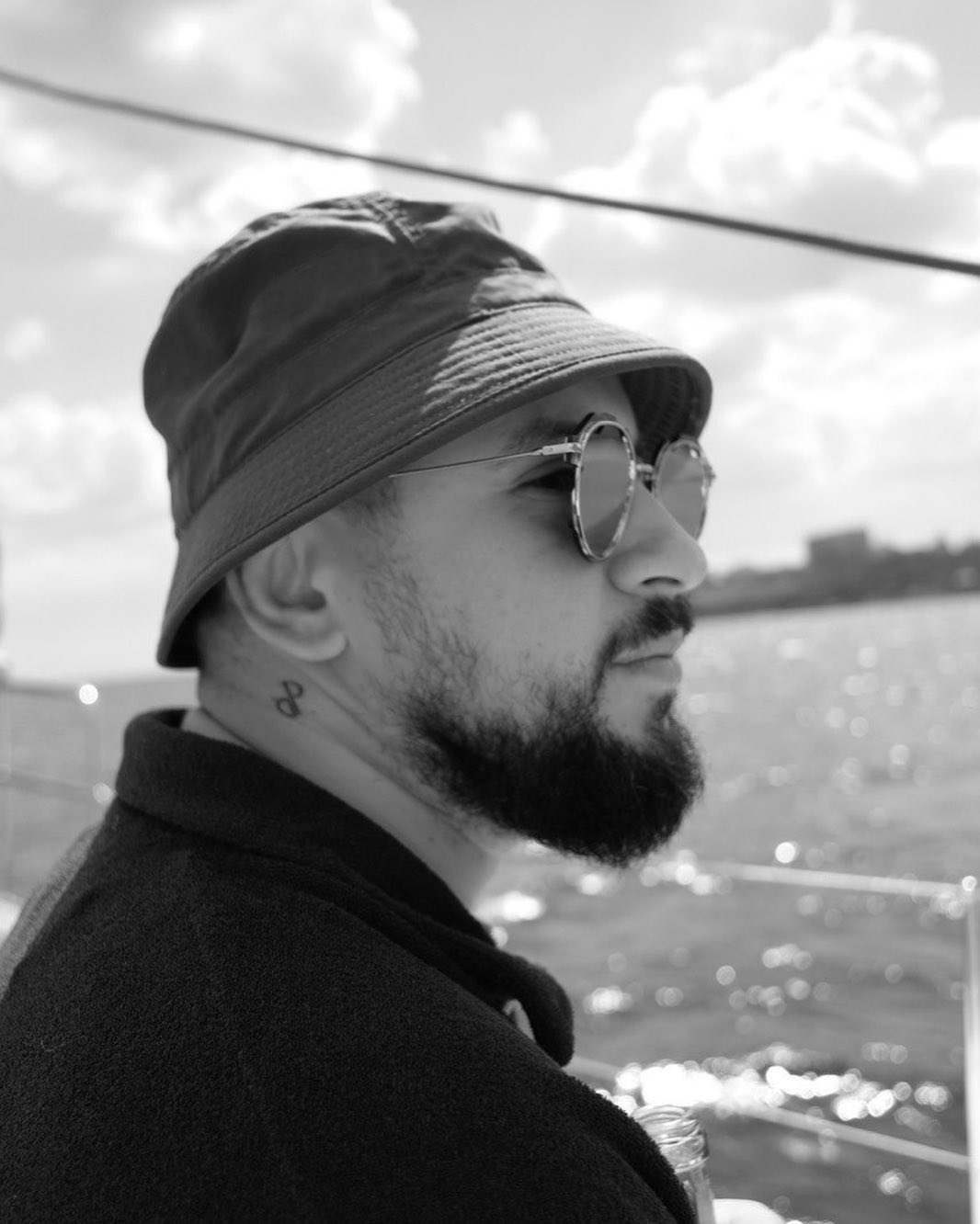 Прекрасная муза: MONATIK покорил сеть портретом жены-красавицы