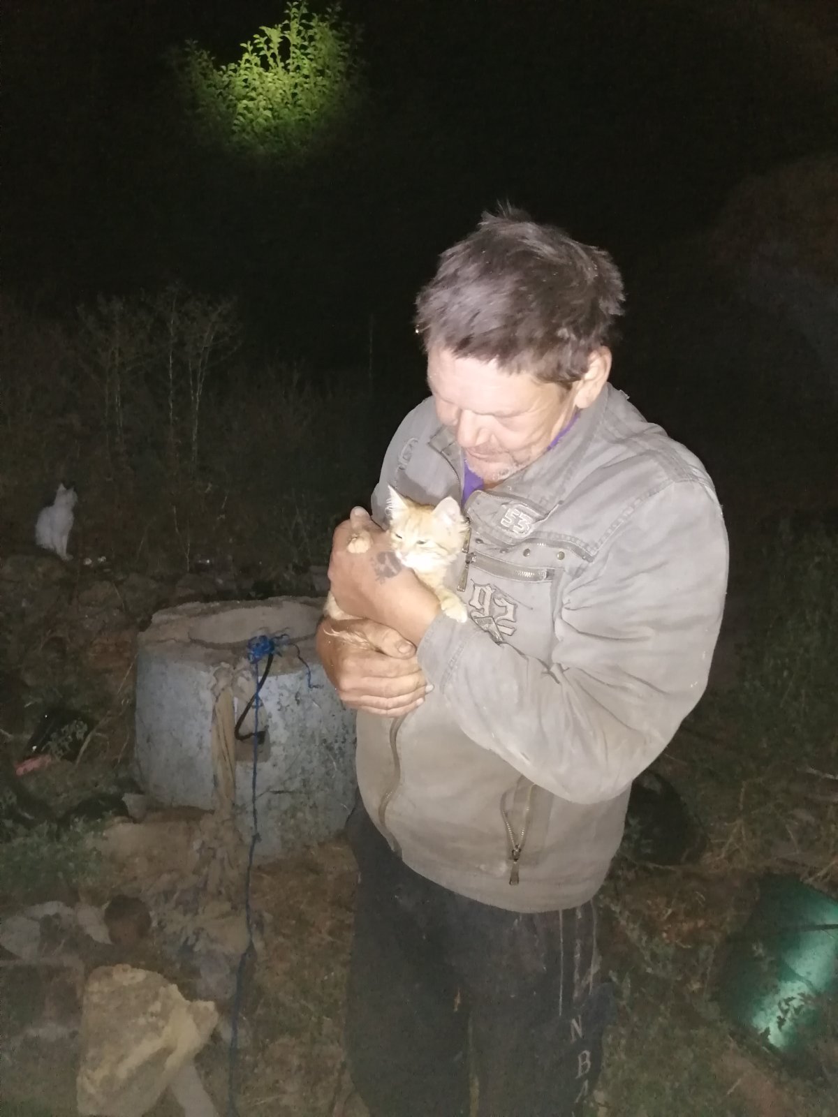 Рятував кошеня: під Одесою чоловік впав у колодязь