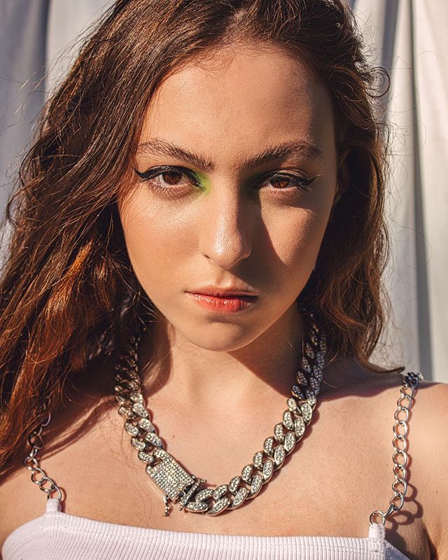 С ярким макияжем и массивными цепями: дочь Поляковой сразила дерзким модельным образом