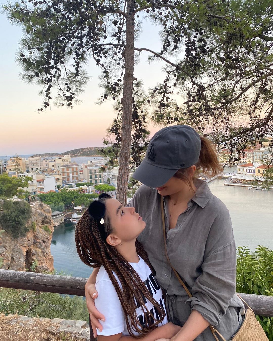 Дівчатка-подружки: Ані Лорак з дорослою дочкою відпочивають в Греції