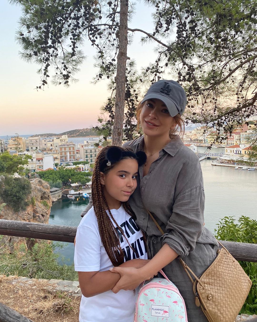 Дівчатка-подружки: Ані Лорак з дорослою дочкою відпочивають в Греції