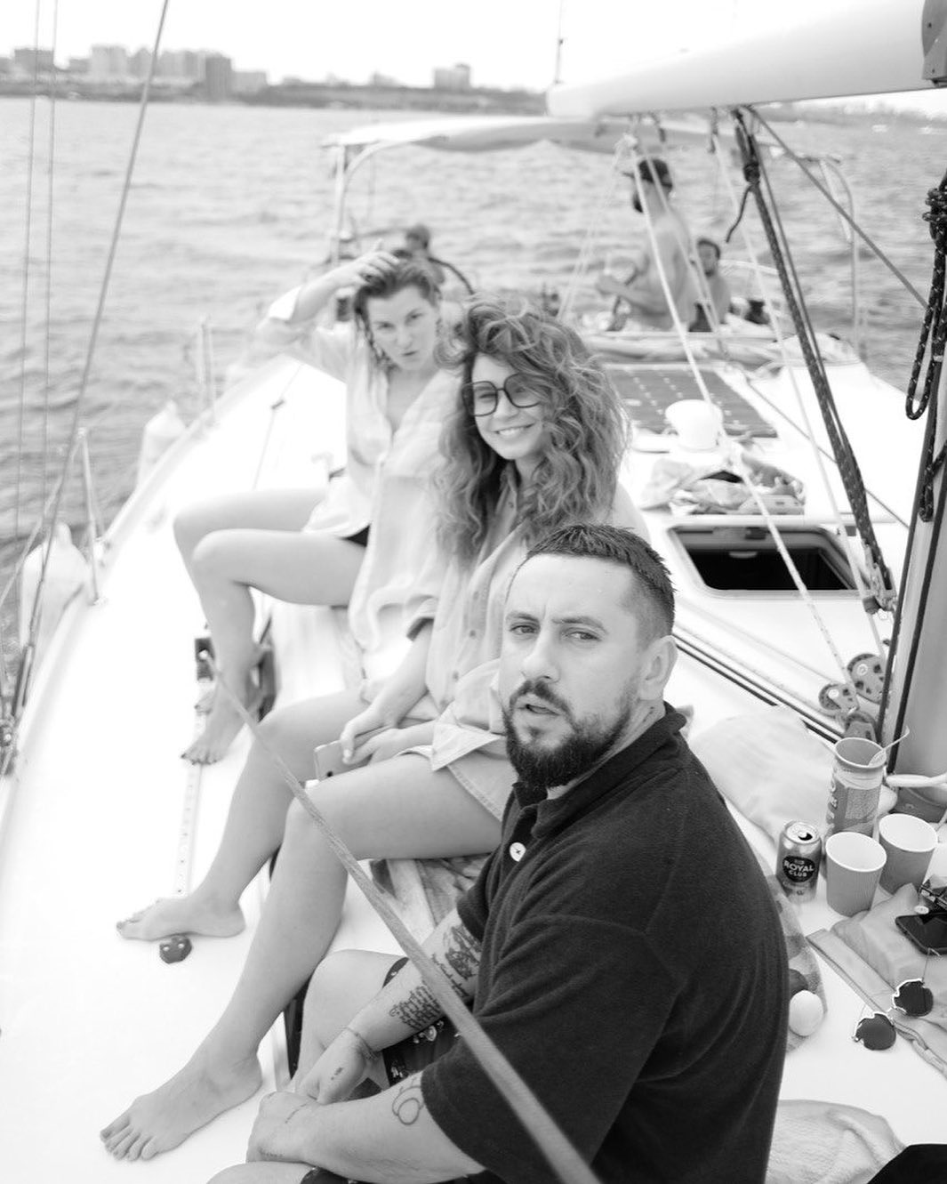 Прекрасная муза: MONATIK покорил сеть портретом жены-красавицы