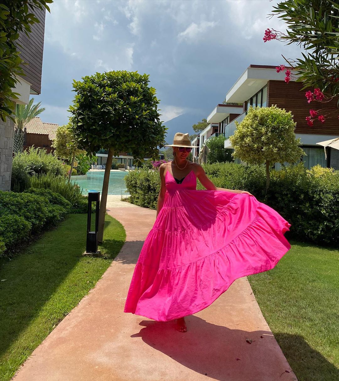 Яркая фуксия: Катя Осадчая показала младшего сына и эффектный летний лук