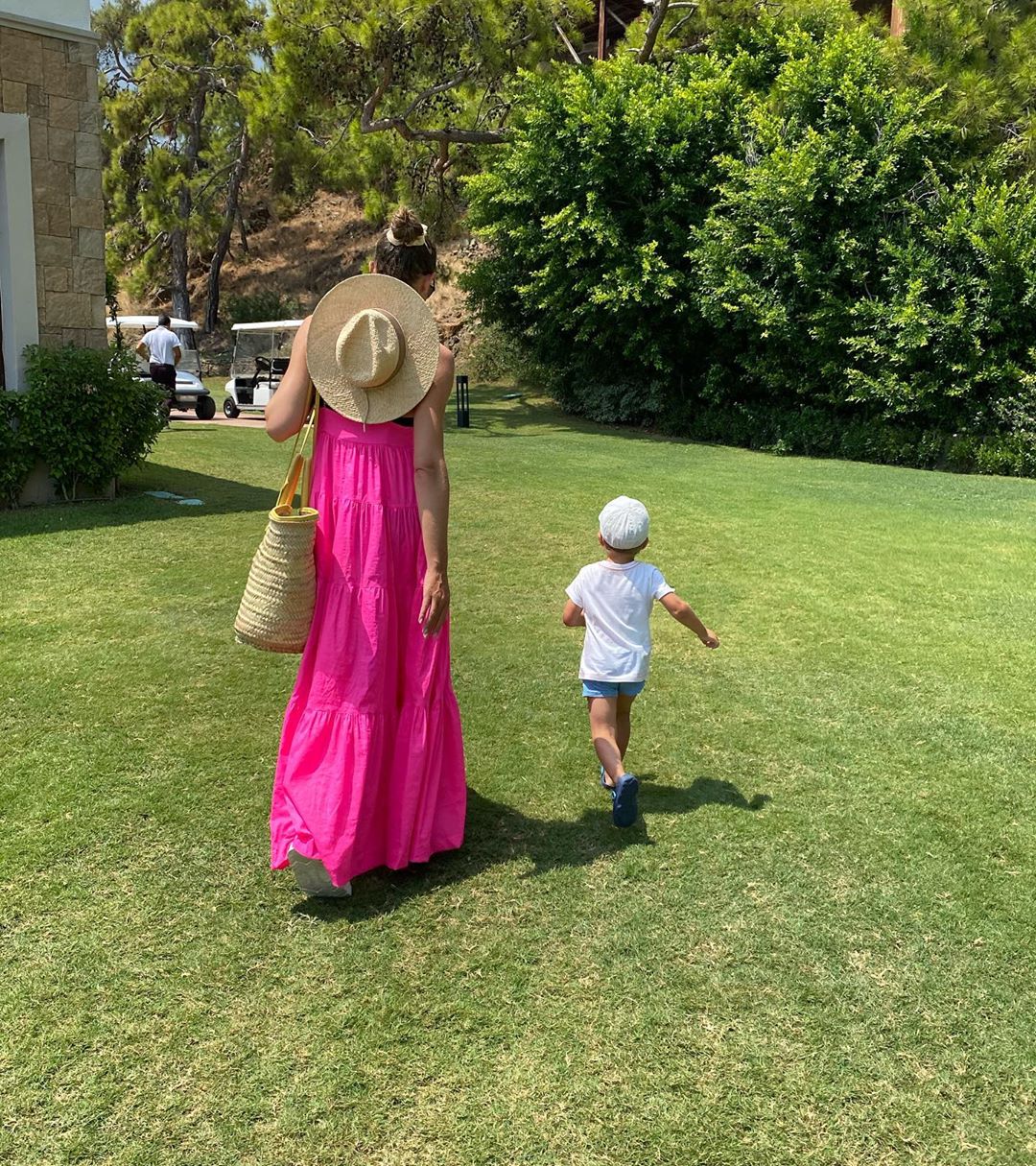 Яркая фуксия: Катя Осадчая показала младшего сына и эффектный летний лук