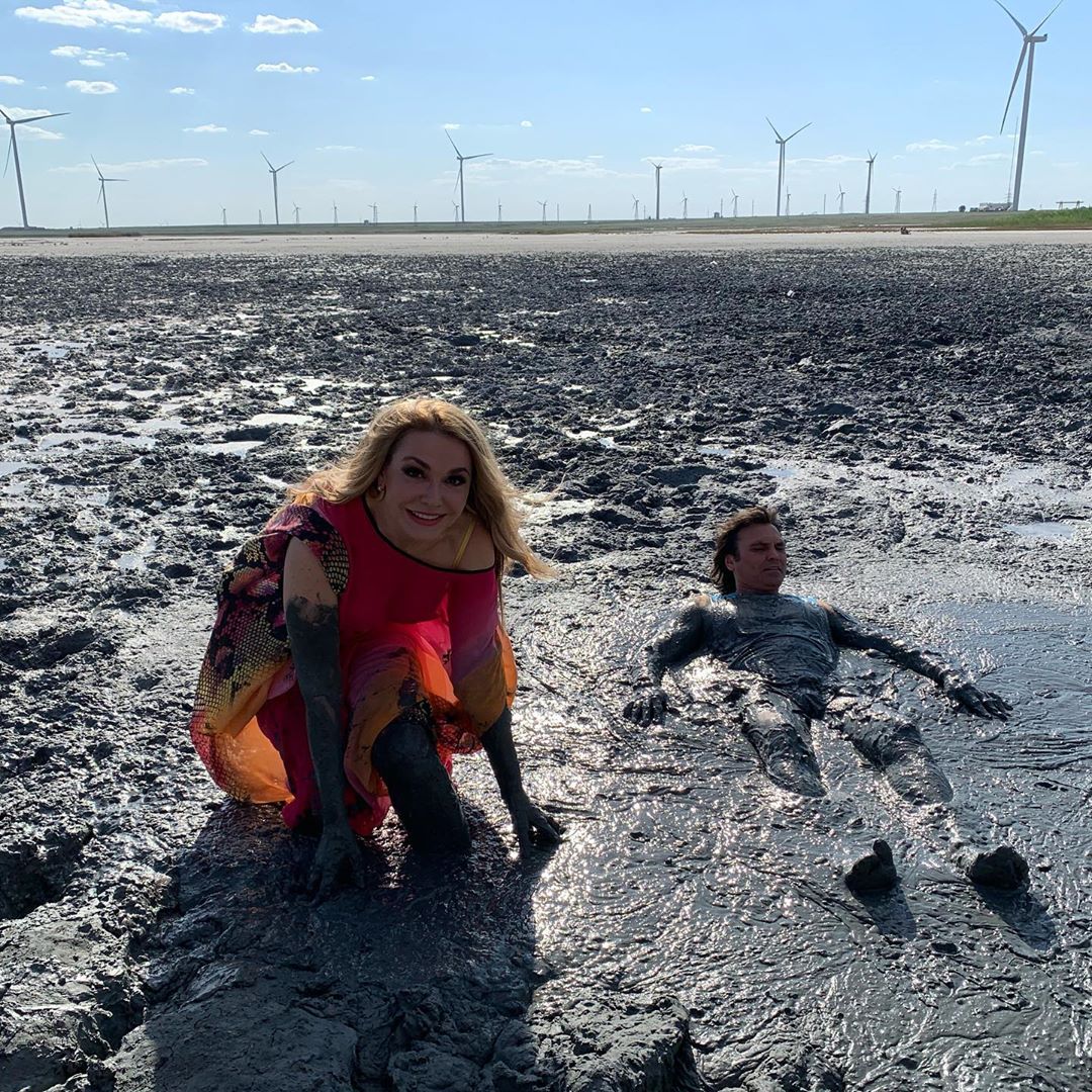 Біжить по хвилях: Ольга Сумська заворожила яскравими фото на березі рожевого озера