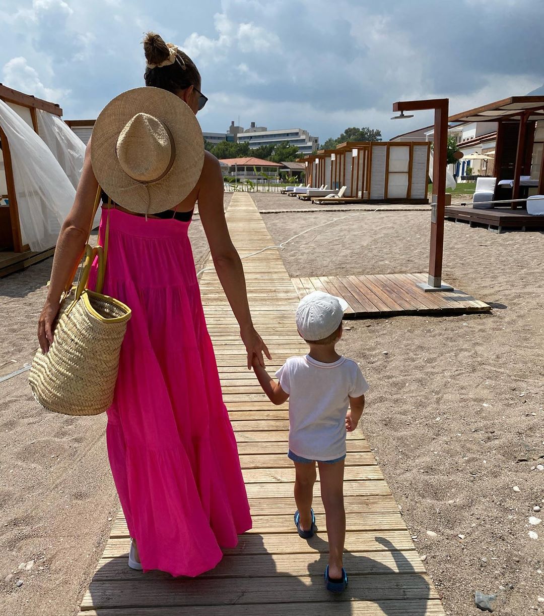 Яркая фуксия: Катя Осадчая показала младшего сына и эффектный летний лук