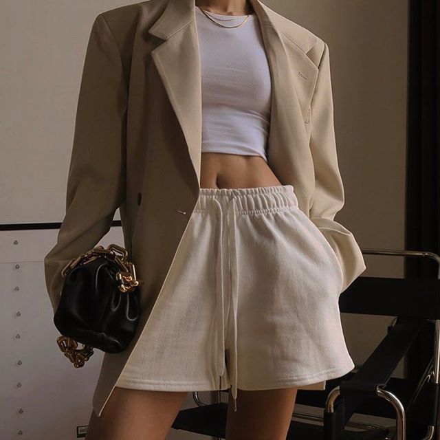 Стильный верх для прохладного лета: стилист предложила топ вариантов