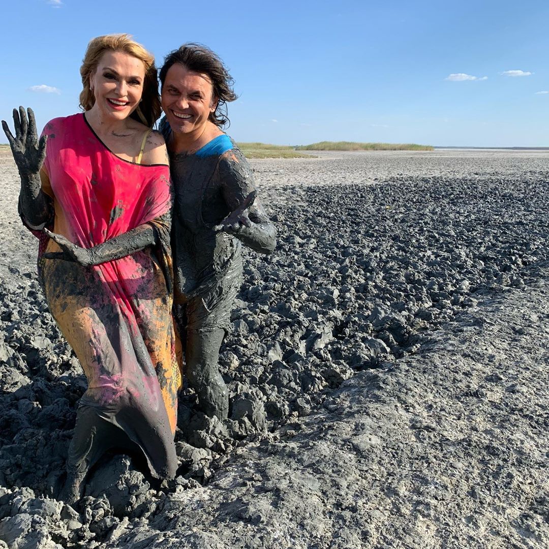 Біжить по хвилях: Ольга Сумська заворожила яскравими фото на березі рожевого озера