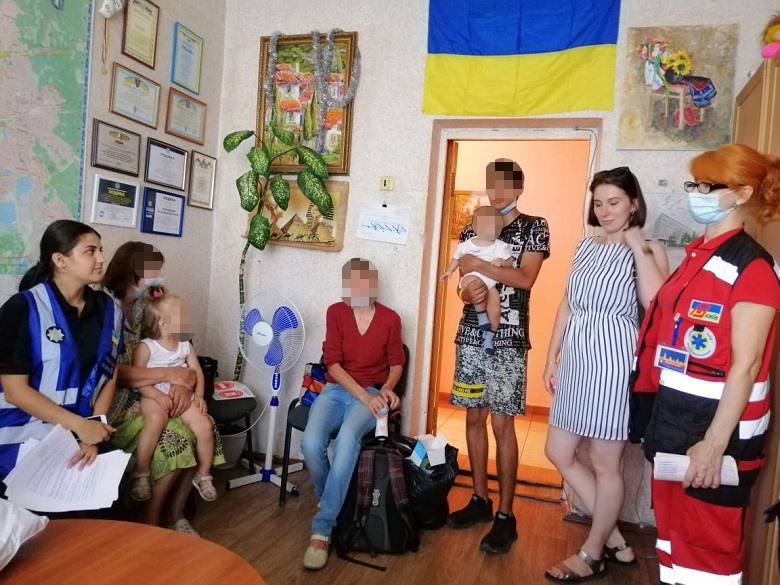 В Киеве бабушка намерено оставила маленьких внучек возле магазина: что произошло