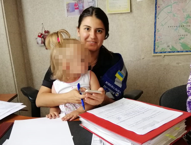 В Киеве бабушка намерено оставила маленьких внучек возле магазина: что произошло