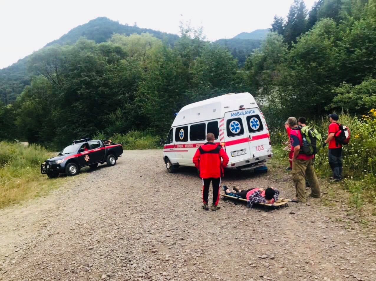Могла погибнуть: туристка серьезно травмировала ногу в Карпатах, фото