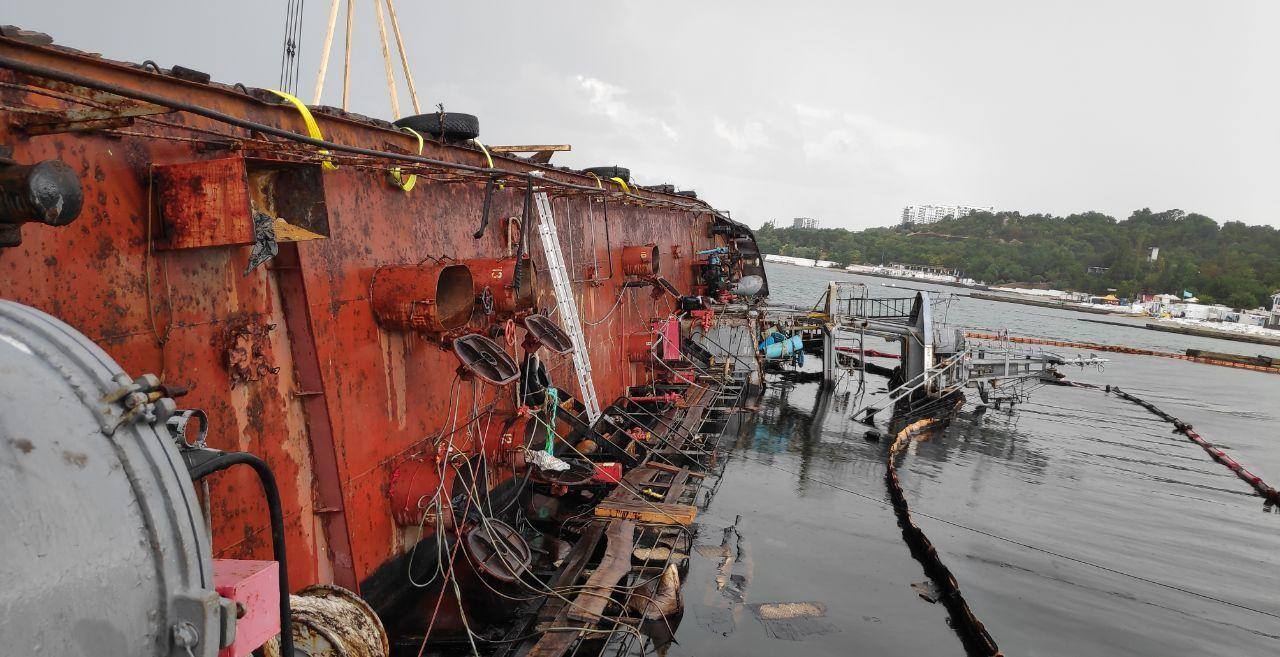 В Одессе море затянуло нефтяной пленкой: люди продолжают купаться