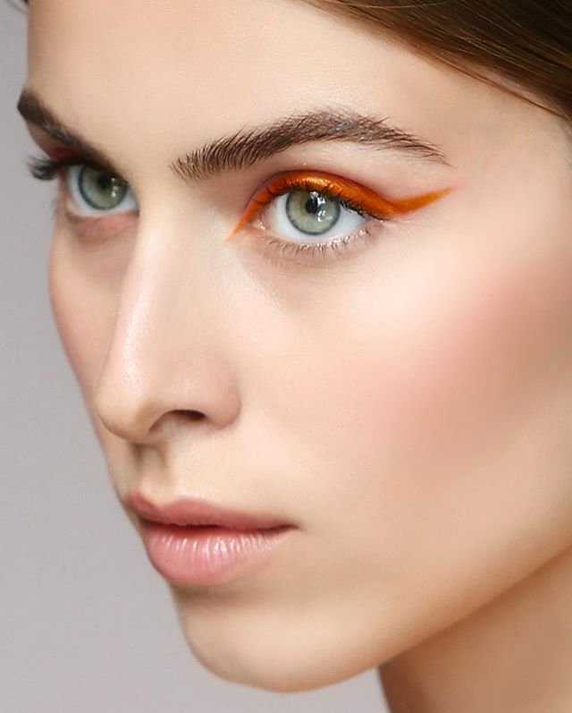 Яркий штрих: внучка Ротару с оголенными плечами показала тренд в осеннем макияже 2020