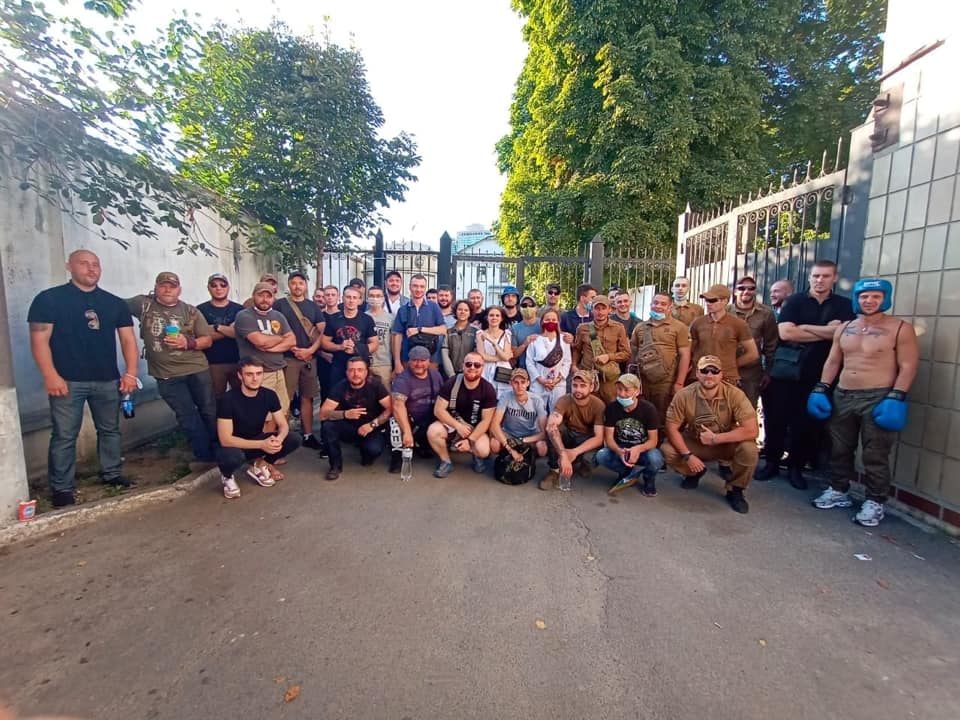 В Киеве произошла потасовка между "копами" и активистами, которые поймали ромов на воровстве (видео)