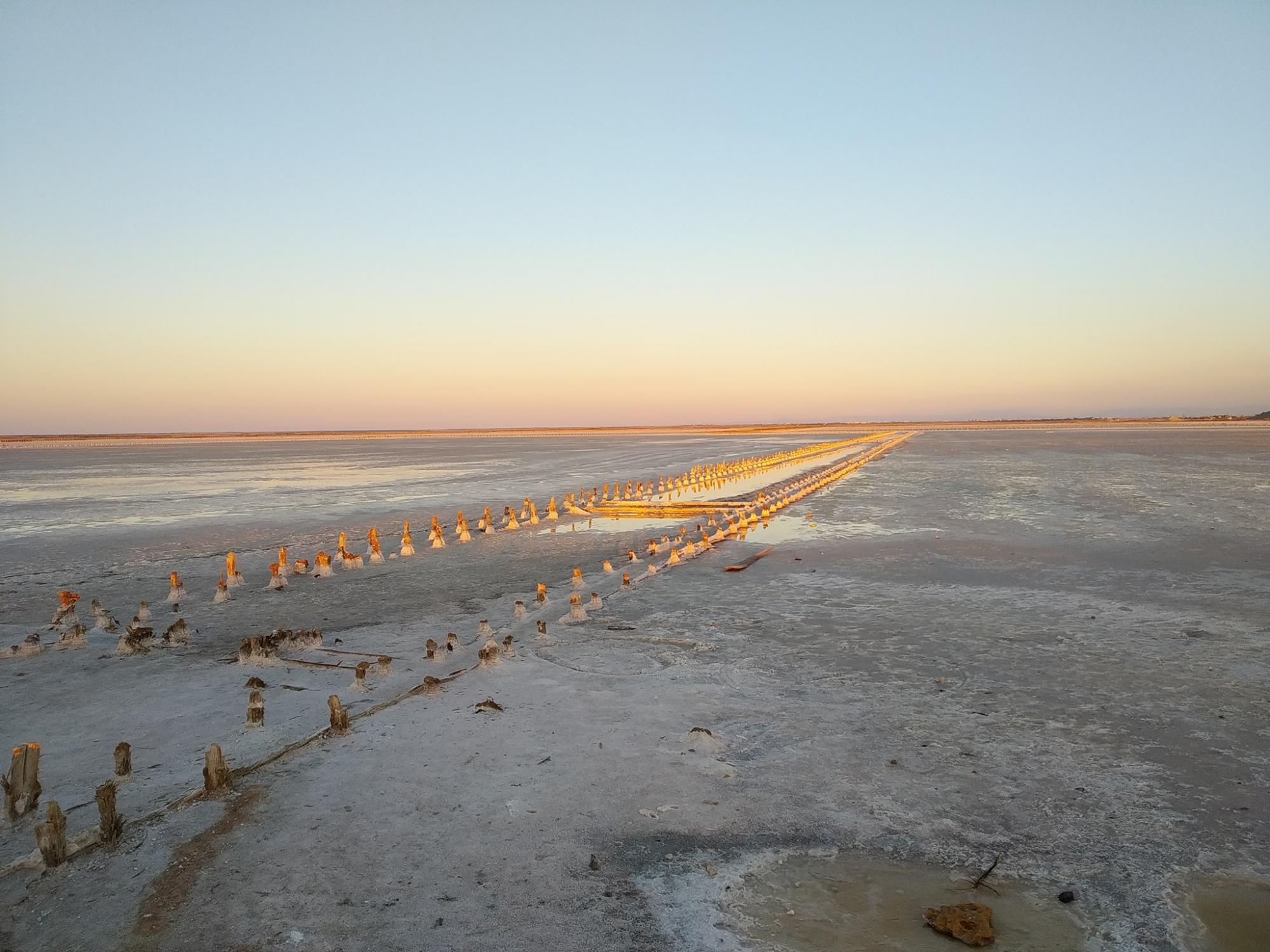 В Крыму высохло живописное розовое озеро, которое любили все туристы (фото)