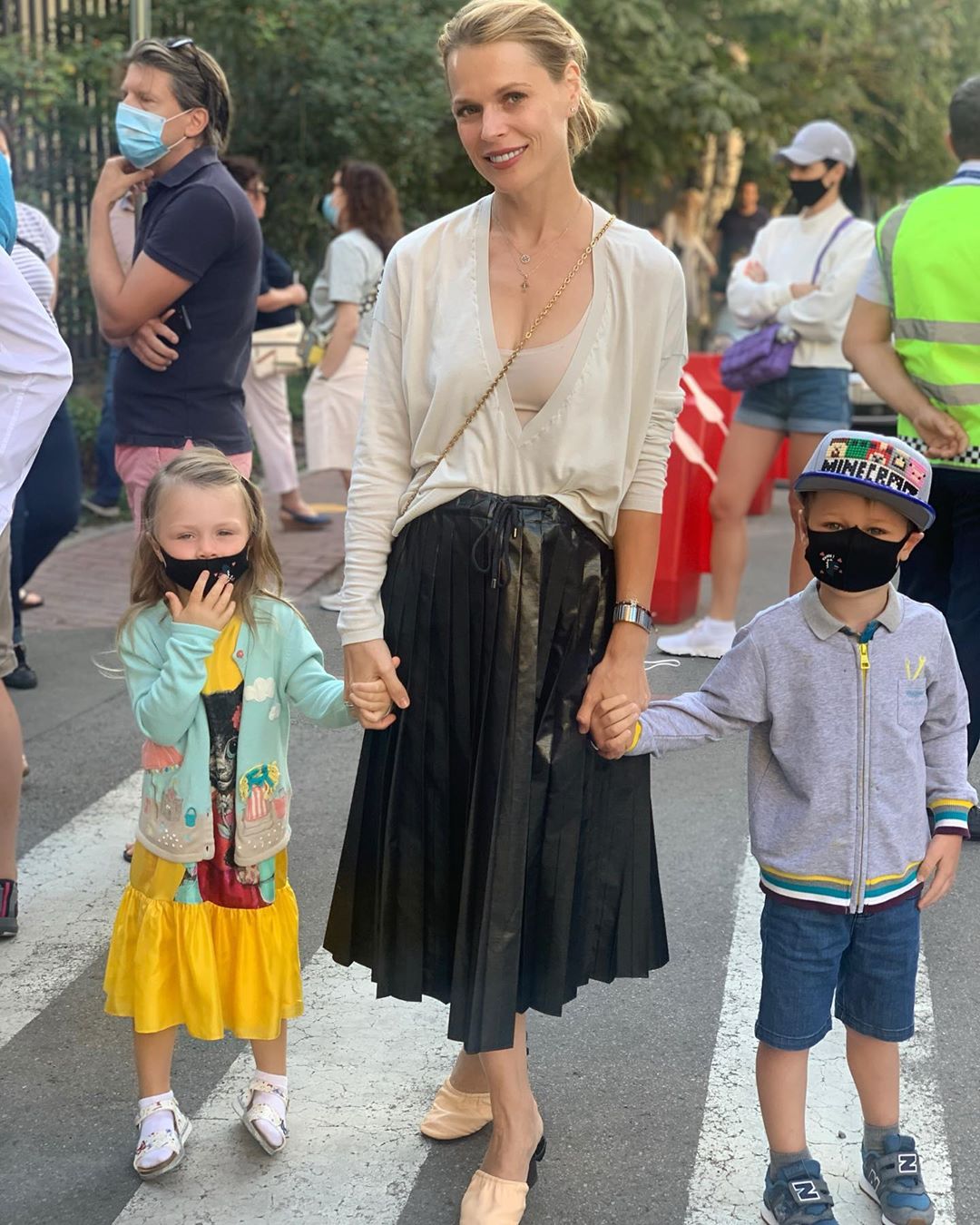 Так похожи на папу: стильная Ольга Фреймут отвела подросших детей в школу