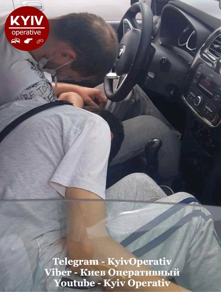 В Киеве таксист "ширнулся" прямо на камеру и поехал на вызов (фото)