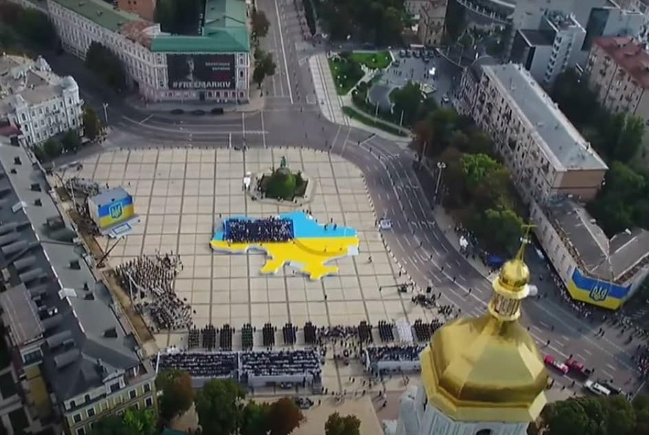 Вокруг концерта ко Дню Независимости новый скандал: причина - сине-желтая сцена