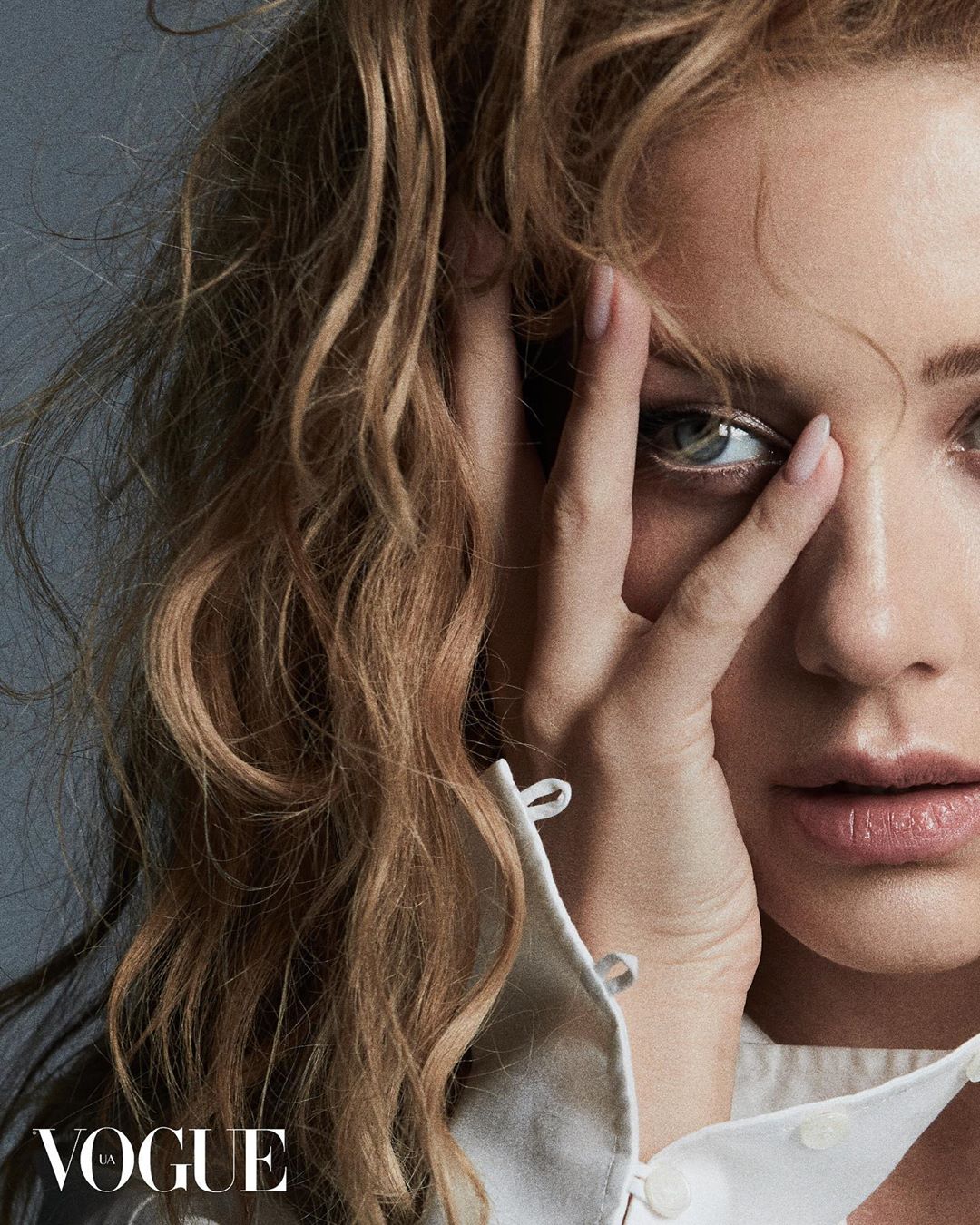 Женщина-вамп: Тина Кароль в роскошных образах украсила страницы глянца