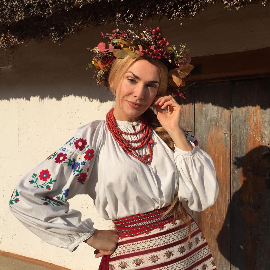 Украинская красавица: Ольга Сумская в вышиванке заворожила колоритным осенним фотосетом