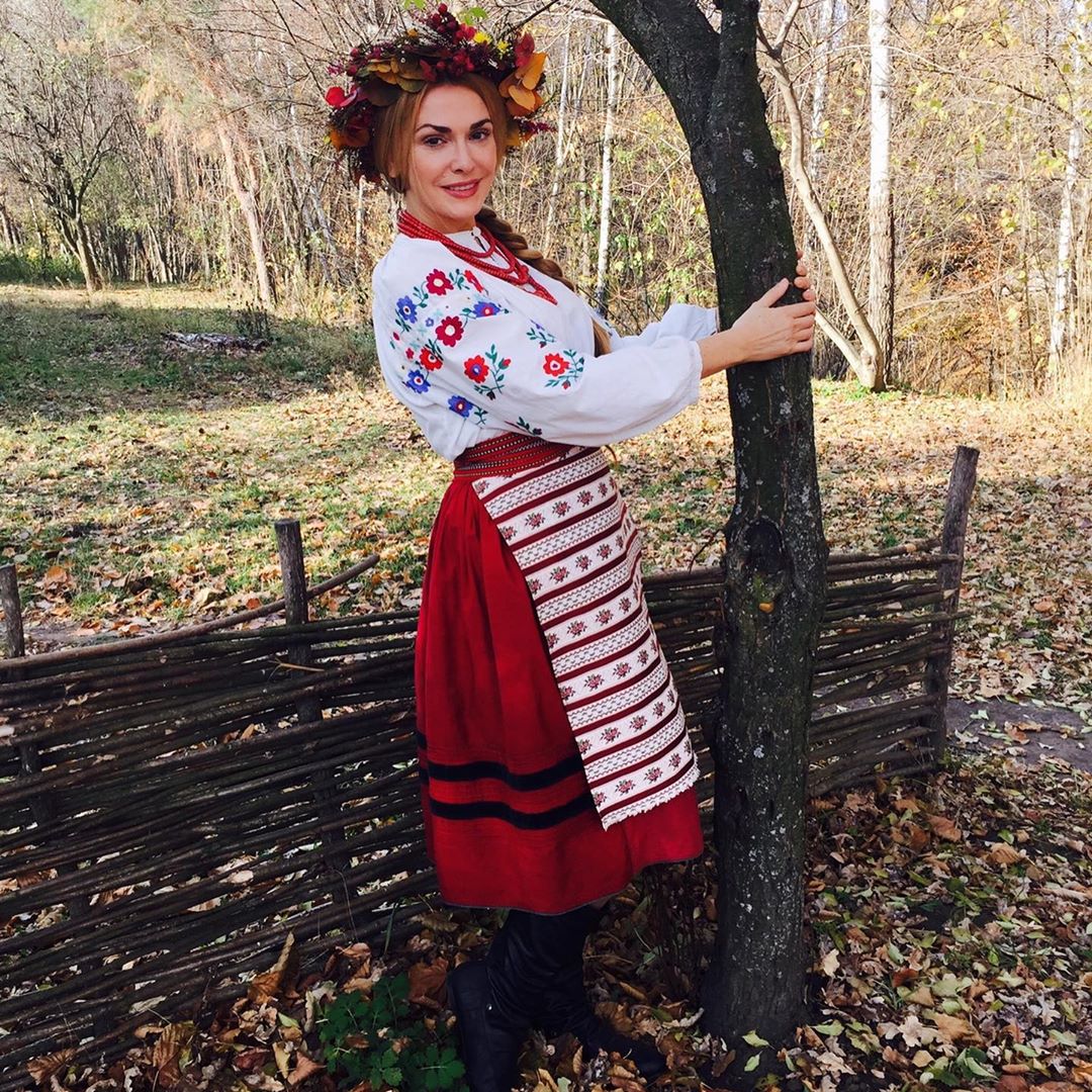 Украинская красавица: Ольга Сумская в вышиванке заворожила колоритным осенним фотосетом