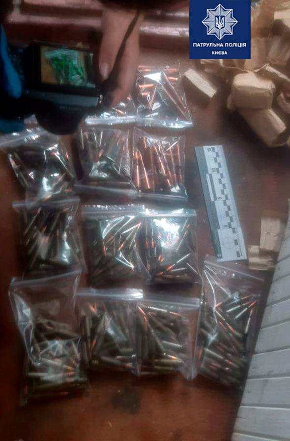 В Киеве у пенсионерки обнаружили склад боеприпасов на балконе (фото)