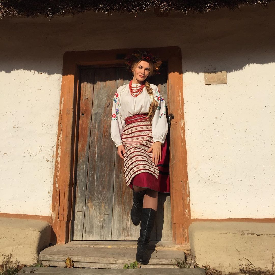Украинская красавица: Ольга Сумская в вышиванке заворожила колоритным осенним фотосетом