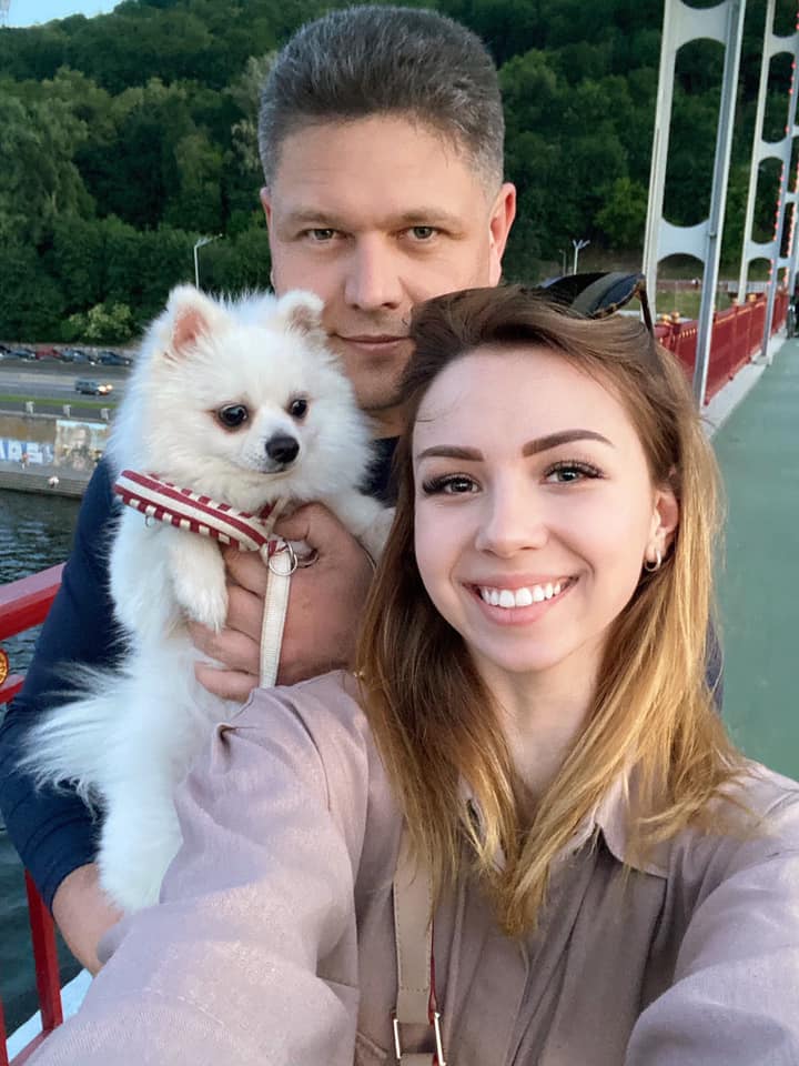 Девушка с собачкой из Уханя раскрыла отношения с главой миграционной службы Украины