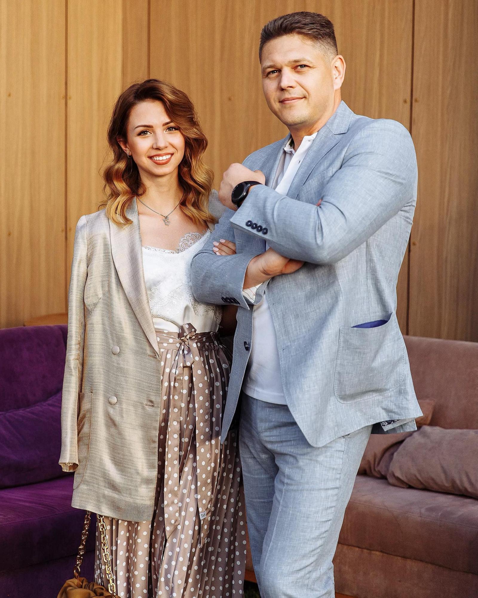 Девушка с собачкой из Уханя раскрыла отношения с главой миграционной службы Украины