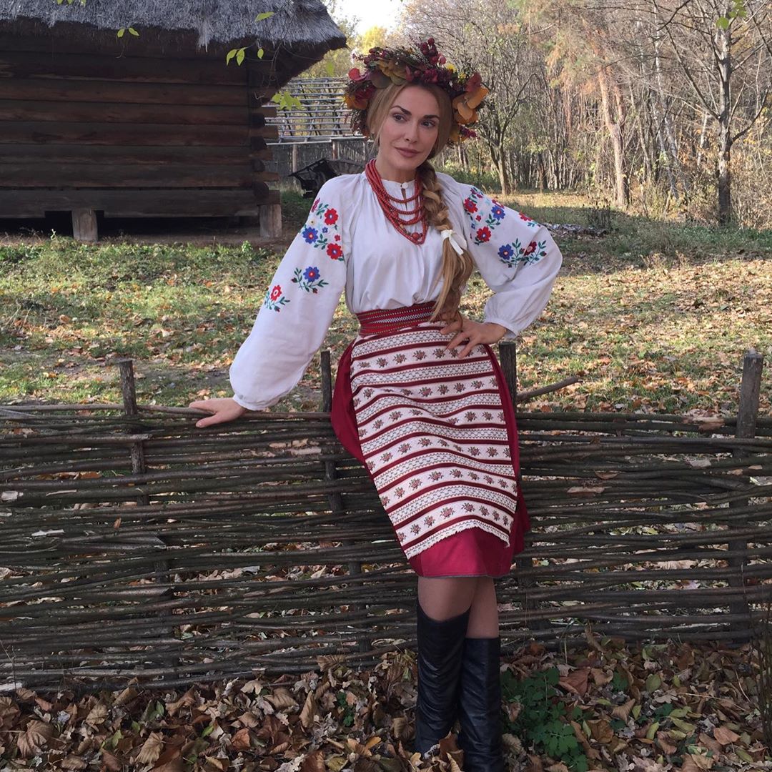 Украинская красавица: Ольга Сумская в вышиванке заворожила колоритным осенним фотосетом
