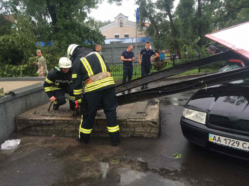 У Києві через зливу затопило Солом'янський суд