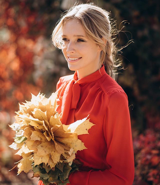 Підкрадається ностальгія: Осадча підкорила вишуканим осіннім образом напередодні важливої дати