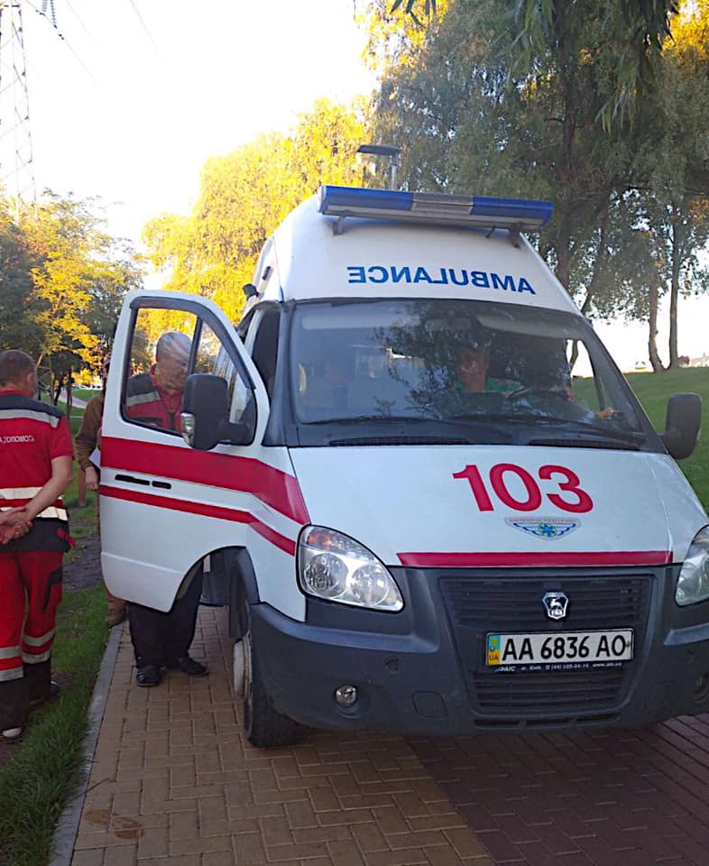 В киевском парке пенсионерка приставала к детям и снимала одежду (фото)