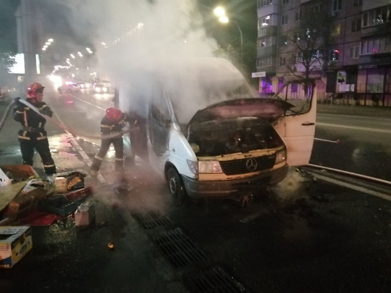 У Києві на ходу загорівся автомобіль: вражаючі знімки потрапили в мережу