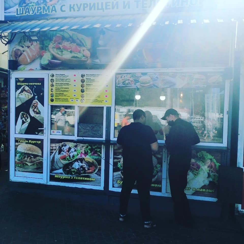 В Виннице выливают помои прямо на дорогу: вернулись в средневековье?