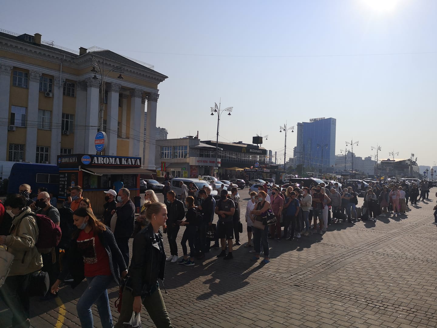 На киевском ж/д вокзале километровые очереди: что происходит