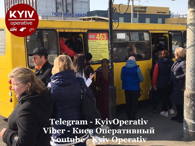 Украина погрузилась в транспортный коллапс: по 10 человек и все в масках