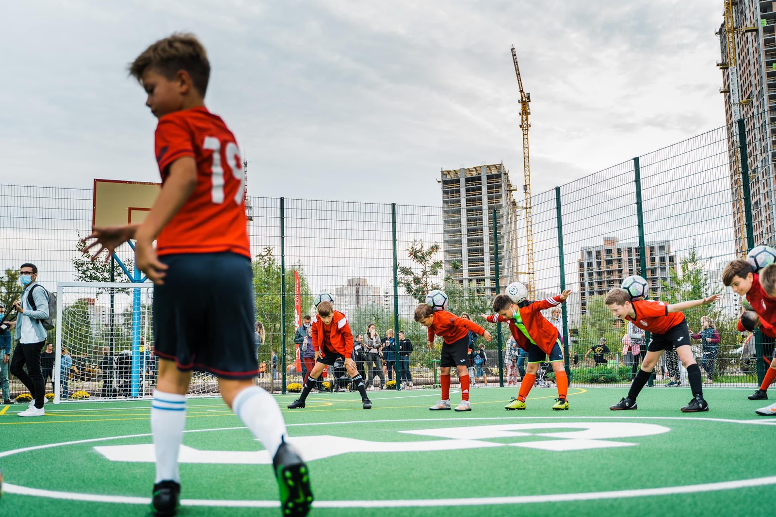 Представники групи компаній DIM відкрили футбольне поле біля ЖК "Метрополіс" в Голосіївському районі