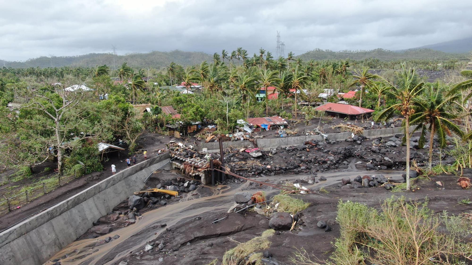 Філіппіни накрив потужний тайфун: фото і відео руйнівної стихії