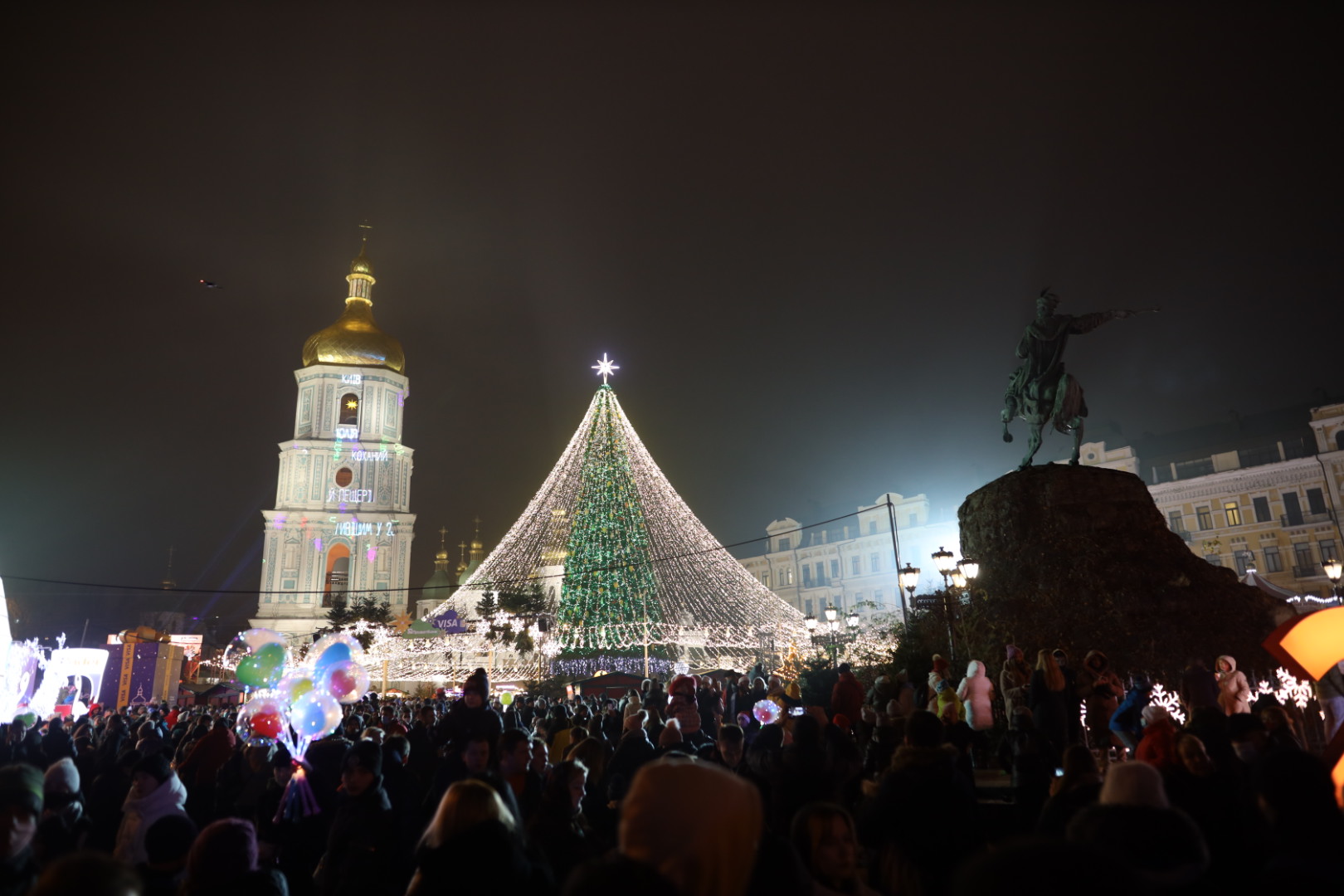 В Киеве зажгли главную елку страны: загорелась гирлянда и начался пожар