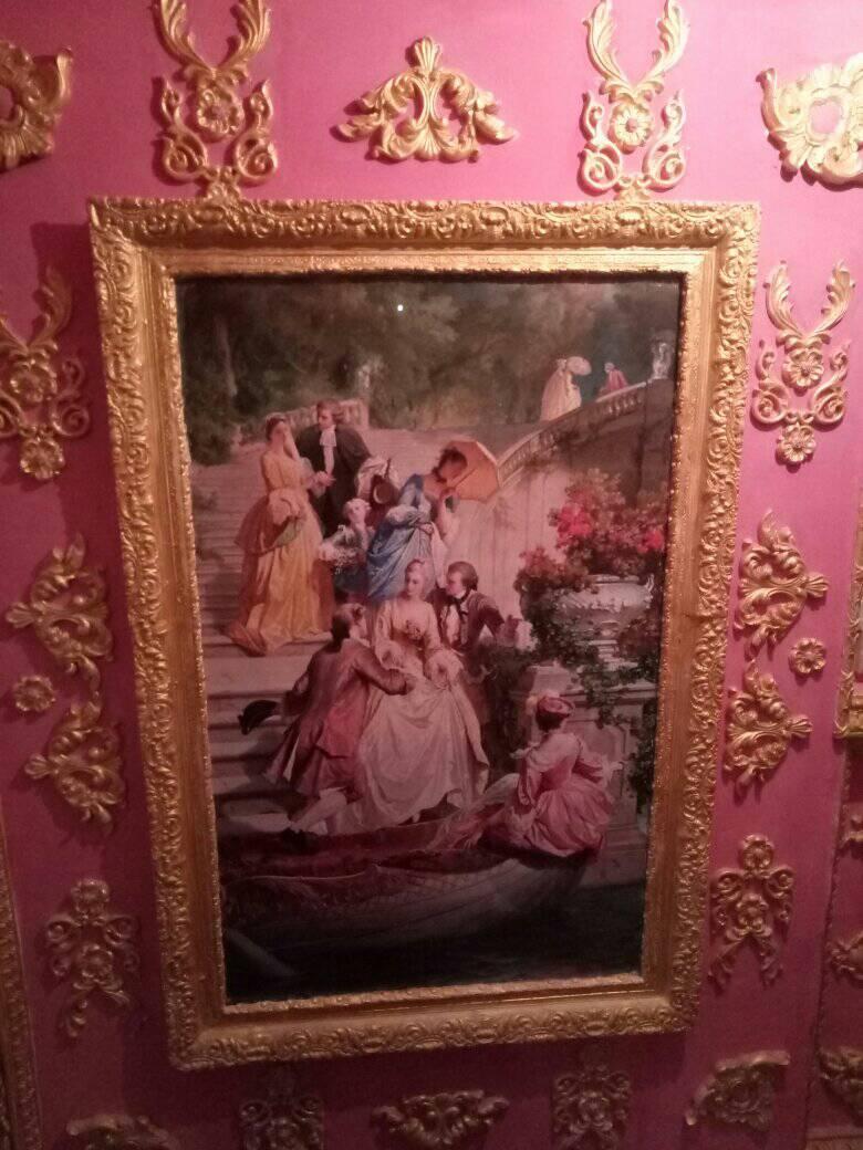 Пенсионер превратил подъезд в Киеве в настоящий Версаль: лепнина, позолота и много картин