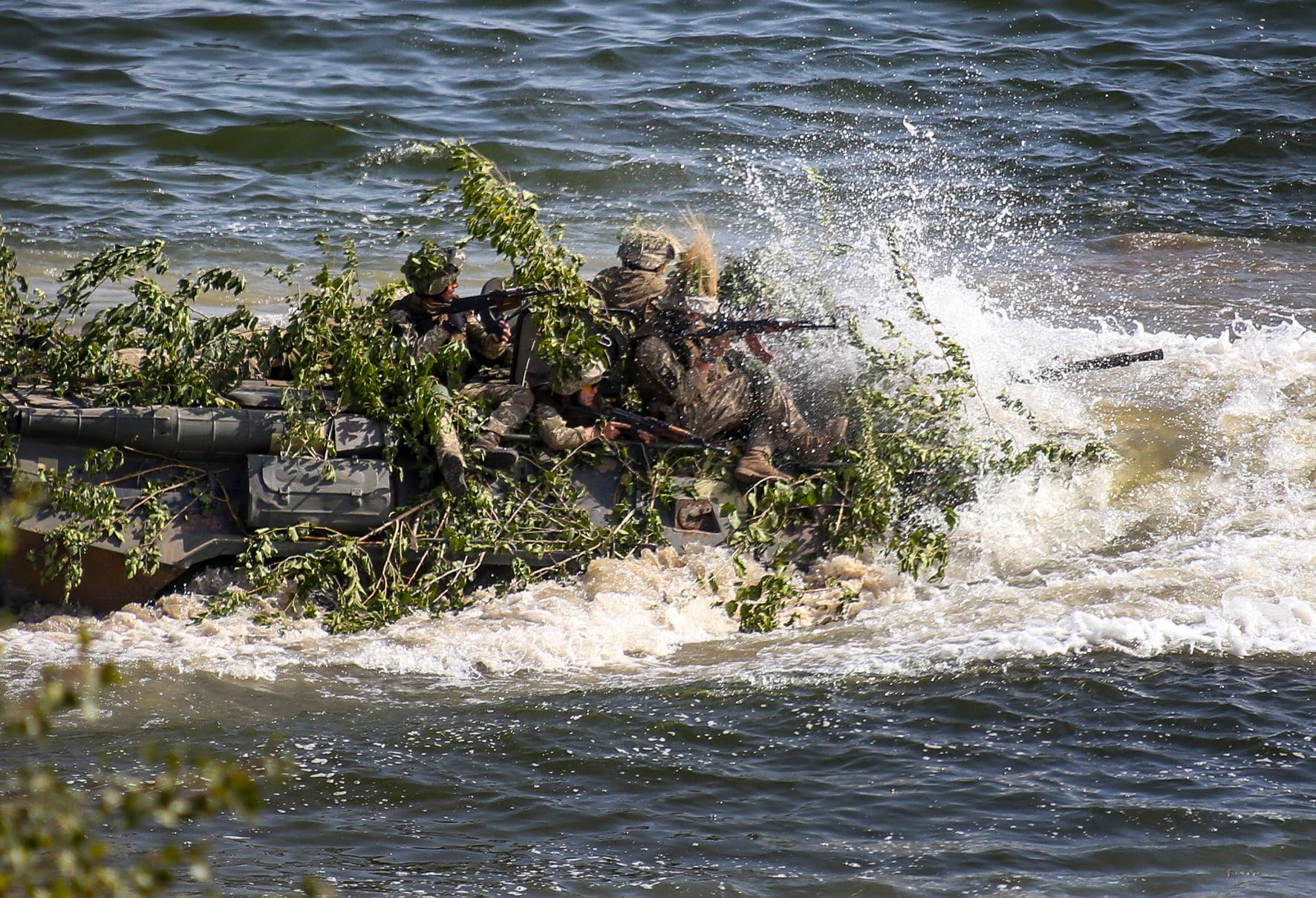 Украинские и британские десантники отработали штурм населенных пунктов: фото и видео учений